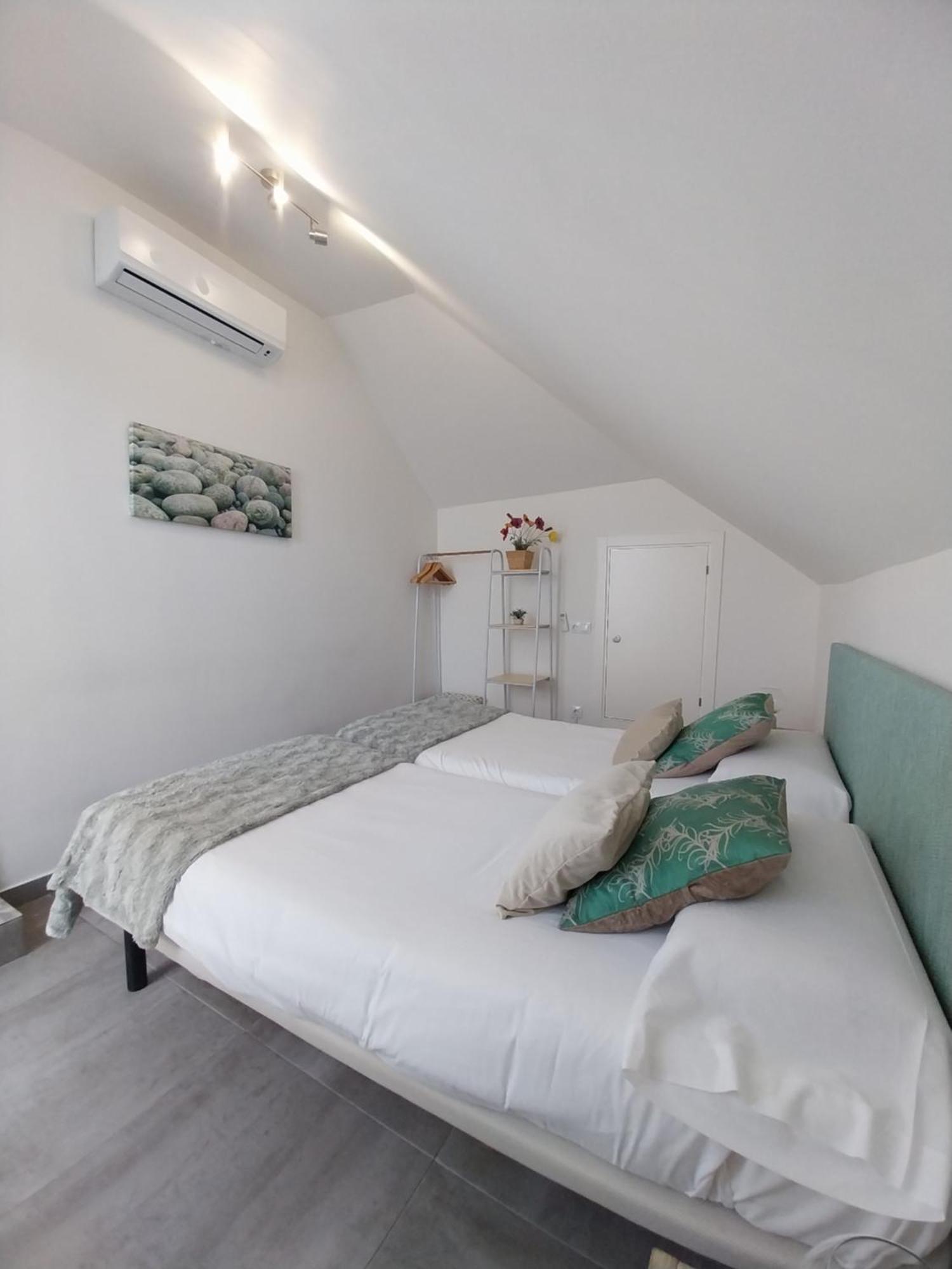 Apartamentos El Marques Málaga Szoba fotó